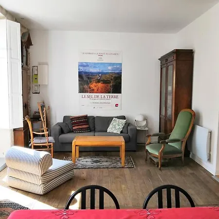 Spacious 3 Bedroom Center Trainstation