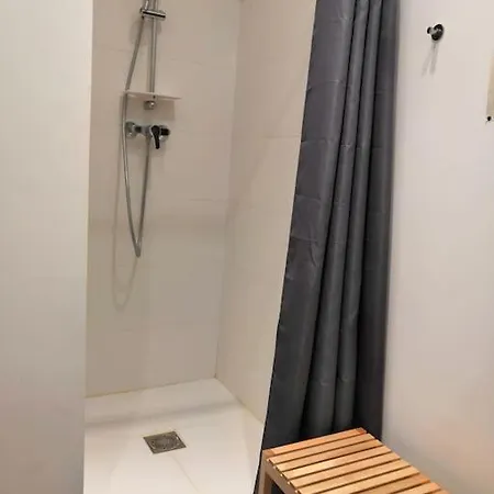 Spacious 3 Bedroom Center Trainstation דירה
