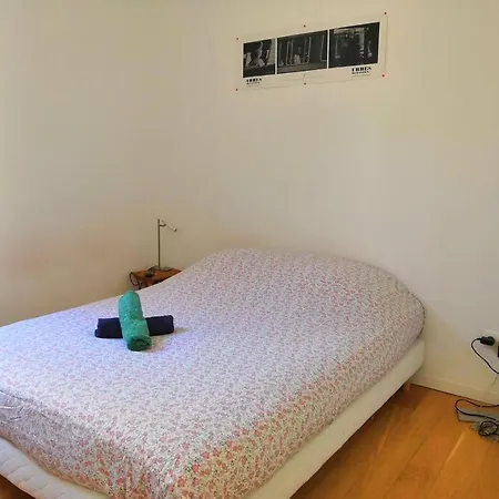 Spacious 3 Bedroom Center Trainstation דירה