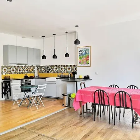 Spacious 3 Bedroom Center Trainstation דירה *