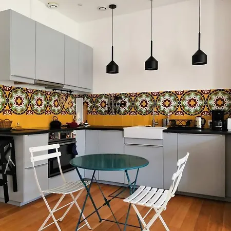 Spacious 3 Bedroom Center Trainstation דירה *