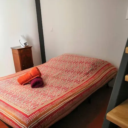 Spacious 3 Bedroom Center Trainstation דירה