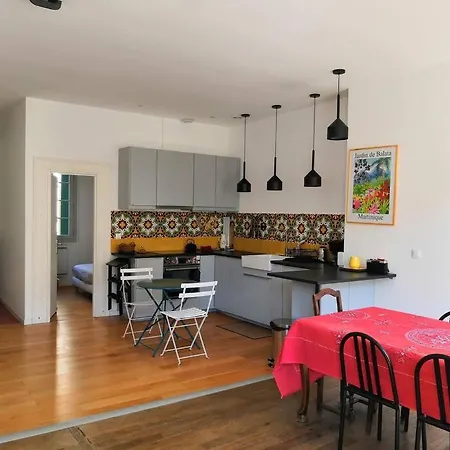 Spacious 3 Bedroom Center Trainstation *